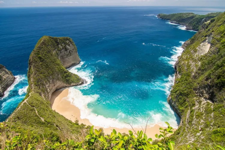 Kelingking Beach: Spot Foto Ikonik & Tips ke Sana