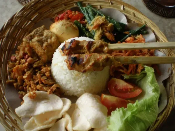 Nasi Campur Bali: Kombinasi Rasa dalam Satu Piring