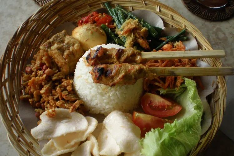 Nasi Campur Bali: Kombinasi Rasa dalam Satu Piring