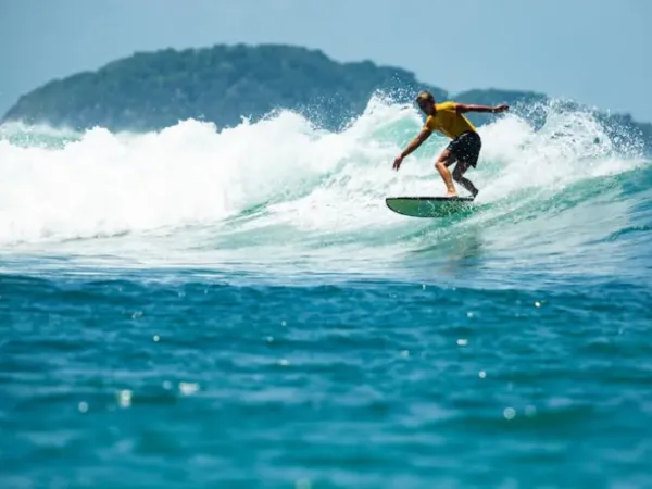 Surfing di Uluwatu: Spot Legendaris untuk Peselancar Berpengalaman