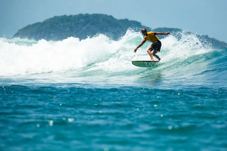 Surfing di Uluwatu: Spot Legendaris untuk Peselancar Berpengalaman