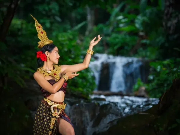 Tari Kecak: Pertunjukan Budaya Ikonik di Uluwatu