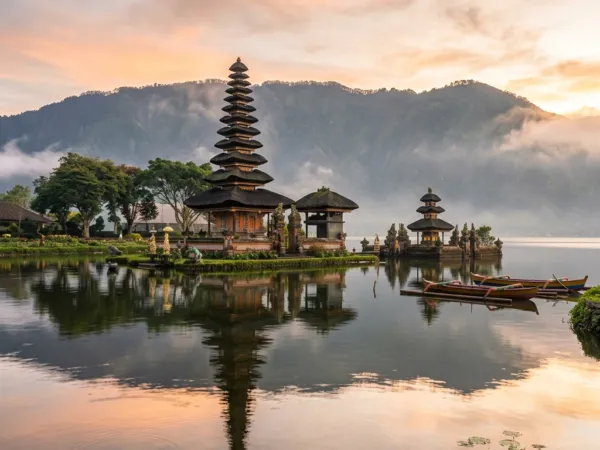 Ubud Jungle Cottage — teras kayu menghadap lembah hutan (foto demo)