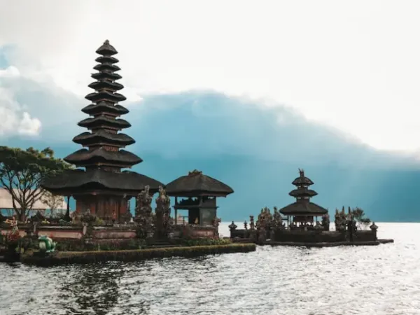Panduan Wisata Uluwatu: Pura Tebing, Surfing, dan Sunset Terbaik